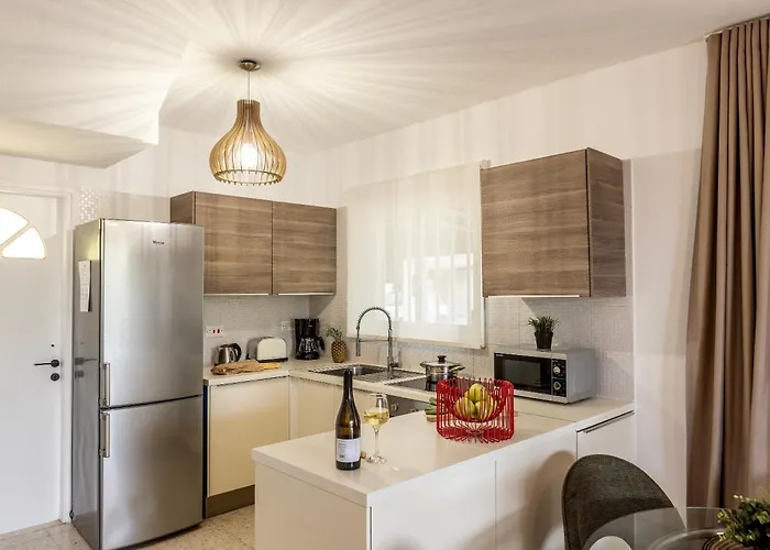 Larnaca Marina * Meneou