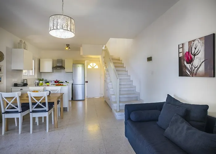 Larnaca Marina * Meneou