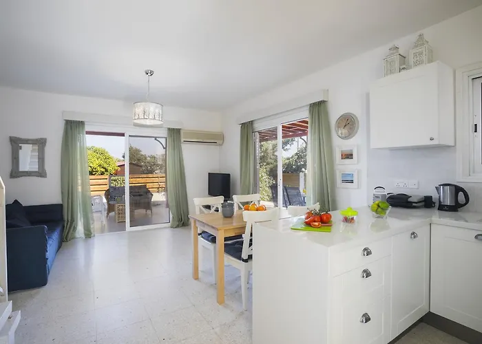 Larnaca Marina * Meneou