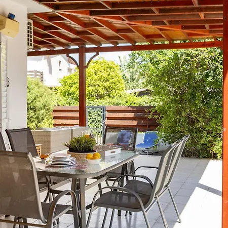 Larnaca Marina * Meneou