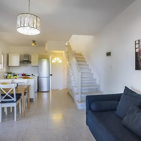 Larnaca Marina * Meneou