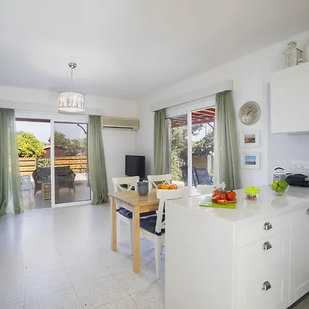 Larnaca Marina * Meneou