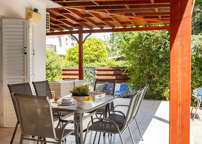 Larnaca Marina * Meneou