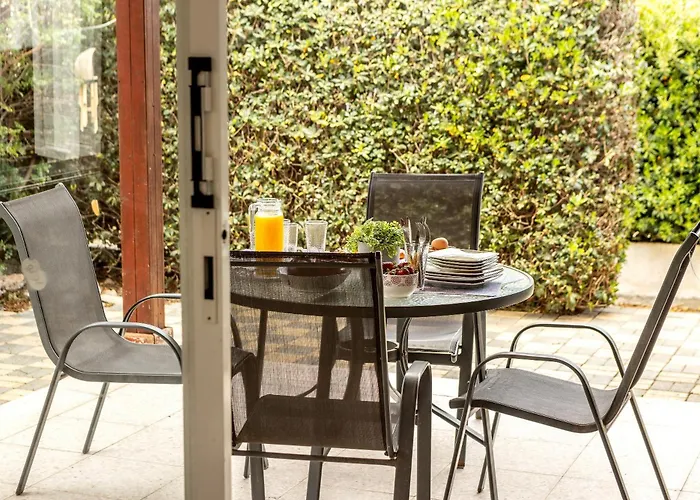 Larnaca Marina * Meneou