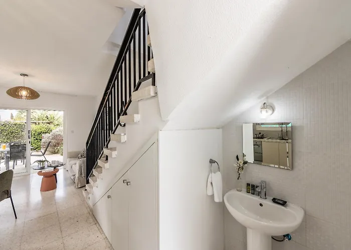 Larnaca Marina * Meneou