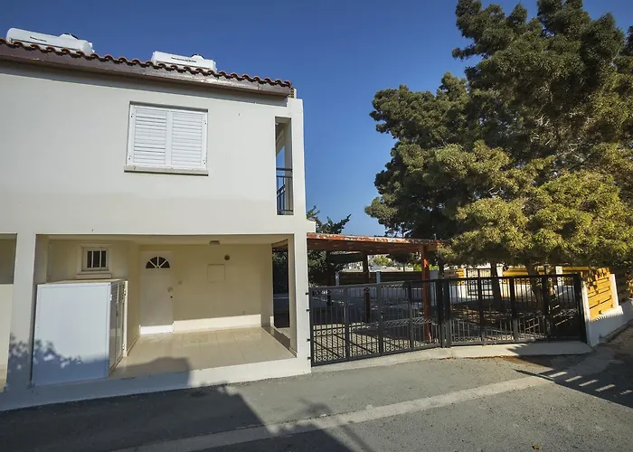 Larnaca Marina * Meneou